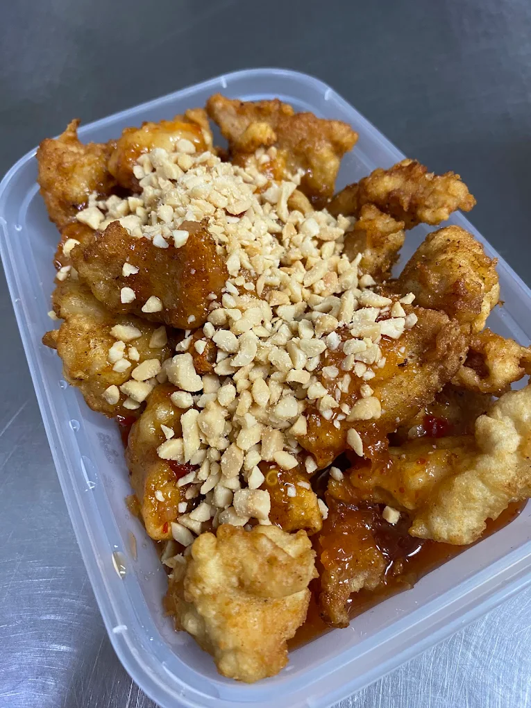 Crispy chicken in sweet chilli sauce topped with crushed peanuts