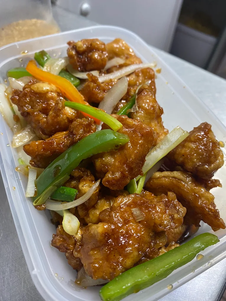 Crispy chicken in a spicy sauce with green beans and peppers