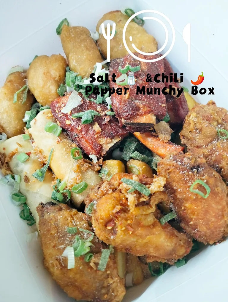 Salt and chilli pepper munchy box with chicken, ribs and chips